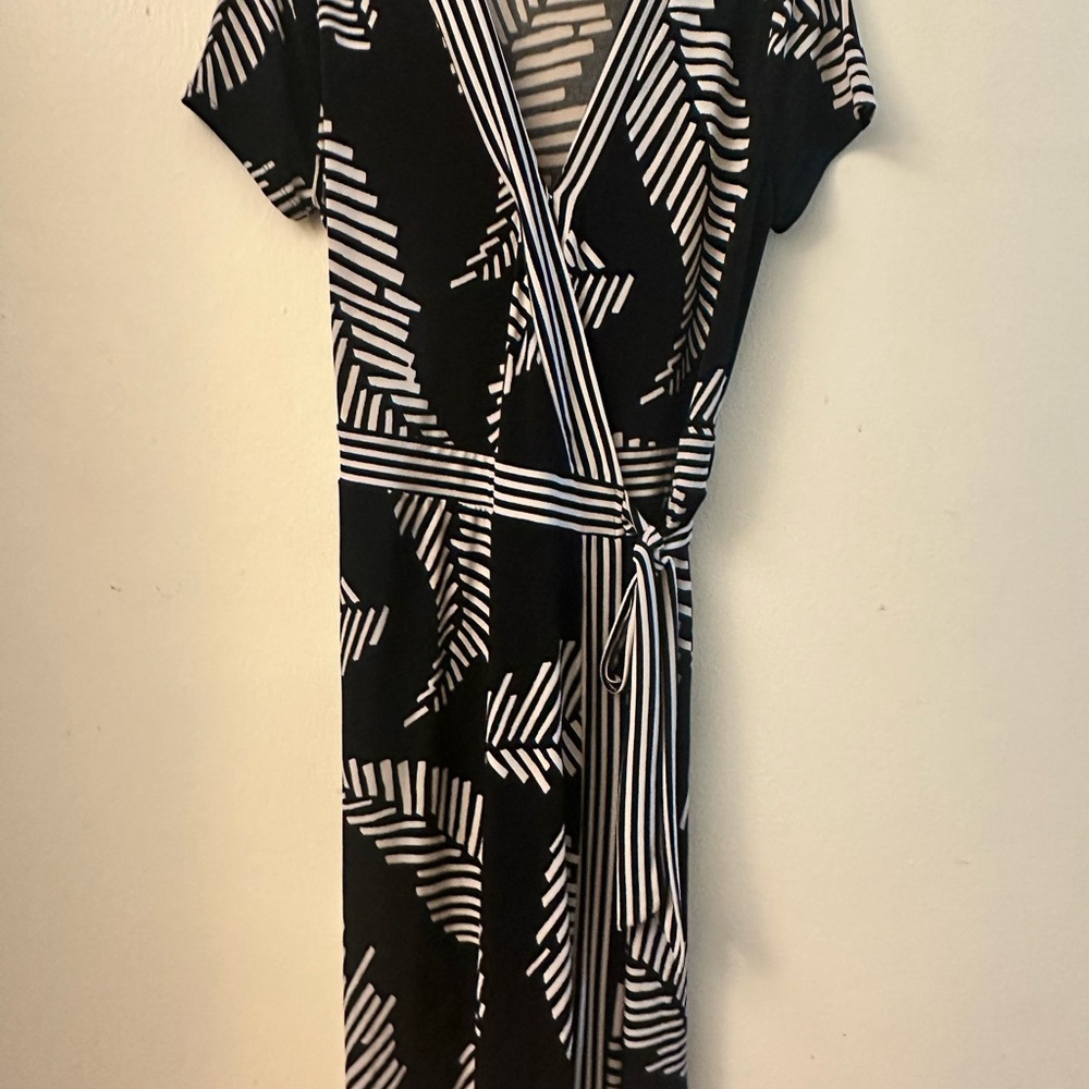 Alfani Black and White Sheath Midi Dress V-Neck Short Sleeve